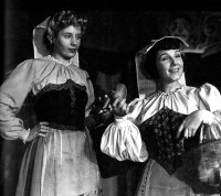 Eva and Libertad Lamarque in 'La cabalgata del circo'